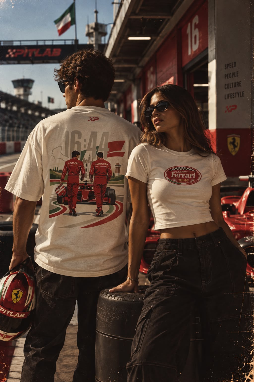 Dupla vestindo PitLab no pit box da Ferrari